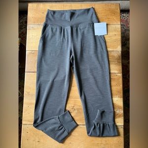 Beyond Yoga | Heather Rib Fitted Midi Jogger | Smoke Gray Heather